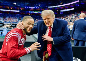 Trump je pozdravio s veseljem dok prisustvuje NCAA prvenstvu u Wrestling u Philadelphiji: Ažuriranja uživo