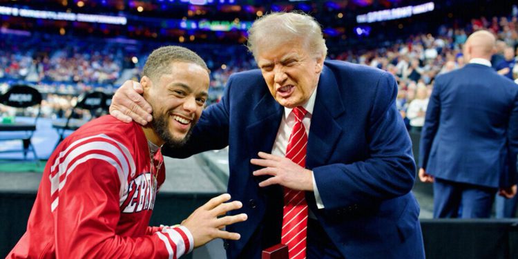 Trump je pozdravio s veseljem dok prisustvuje NCAA prvenstvu u Wrestling u Philadelphiji: Ažuriranja uživo