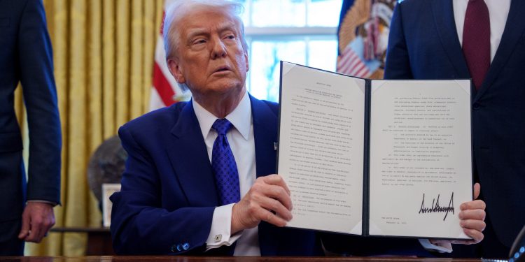 Trump poništava izvršne naredbe Bidena da ‘uvede novo Zlatno doba za Ameriku’