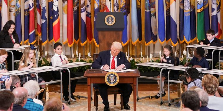 Trump potpisuje naredbu za “uklanjanje” Odjela za obrazovanje – iako bi mu trebao Kongres da to učini