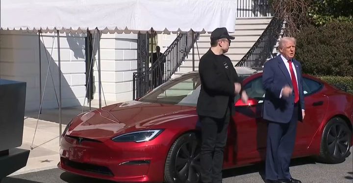 Trump transformira travnjak Bijele kuće u Teslinu izložbenu sobu kako bi podržao Musk | Vijesti