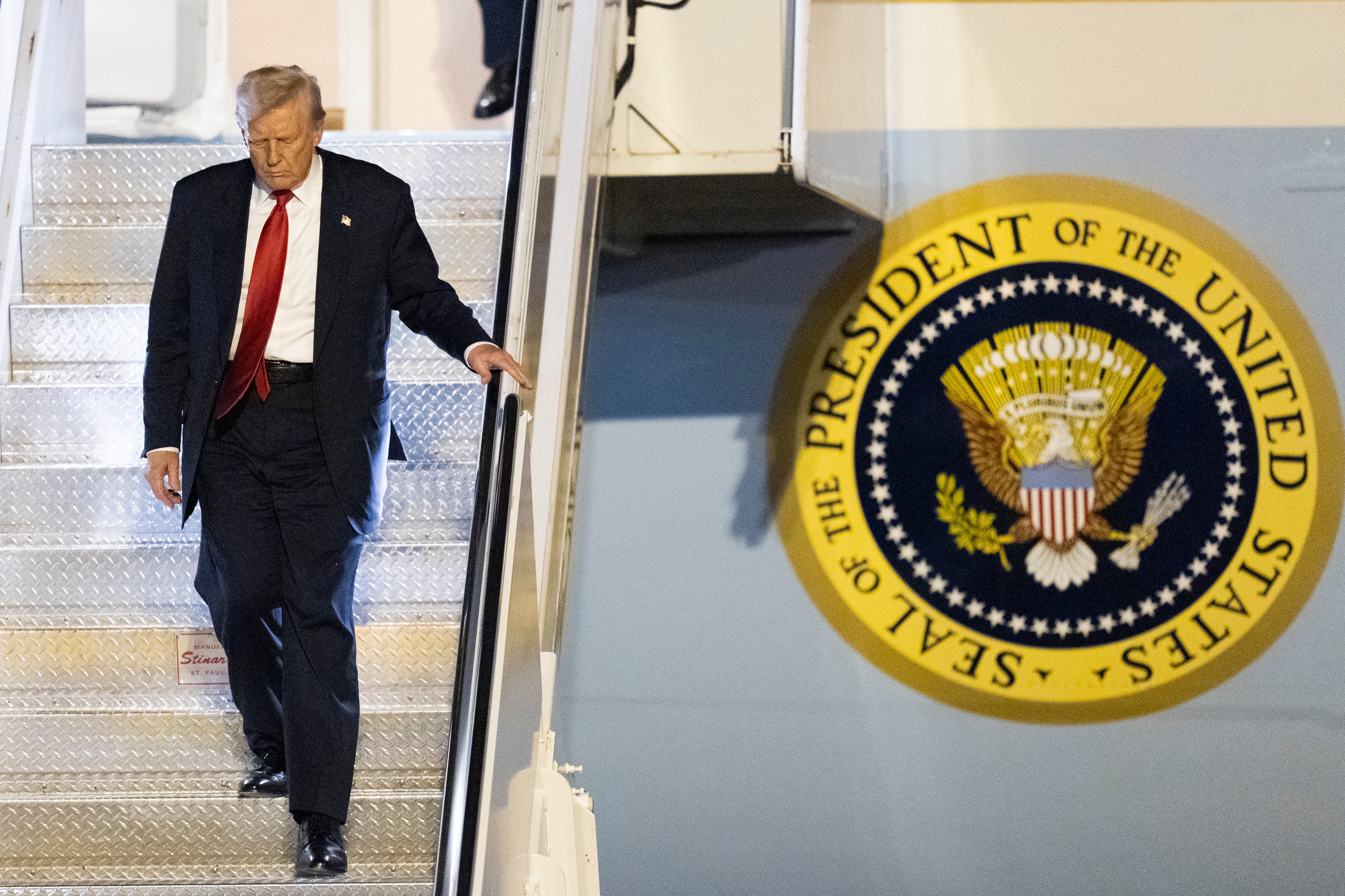 Predsjednik Donald Trump spušta korake zrakoplovstva One.