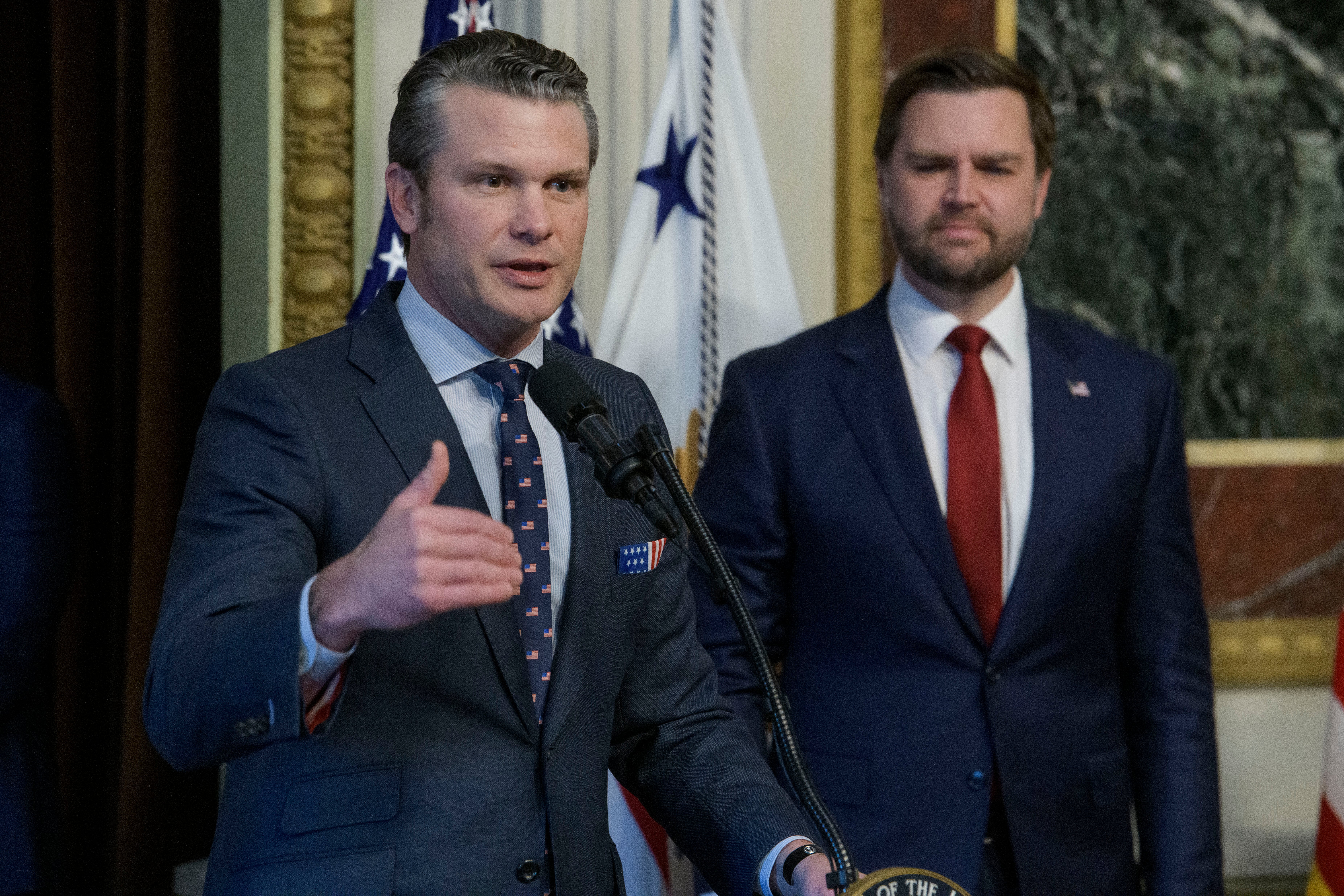 Pete Hegseth (lijevo) i JD Vance bili su među najvišim službenicima u kojem se vjeruje da su u signalnom chatu 'Houthi PC Small Group'