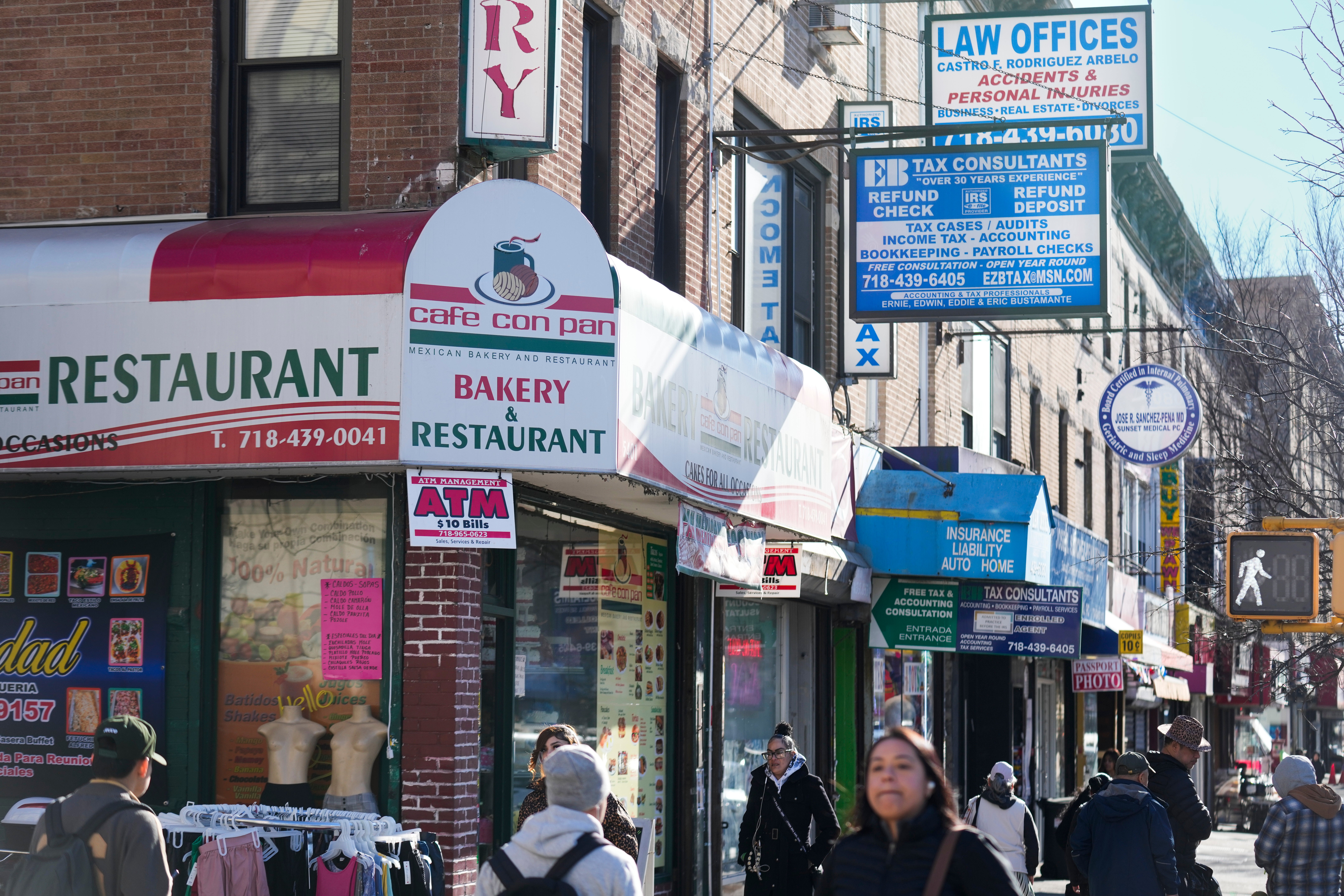 Znakovi na španjolskom i engleskom jeziku prikazani su u Brooklynu