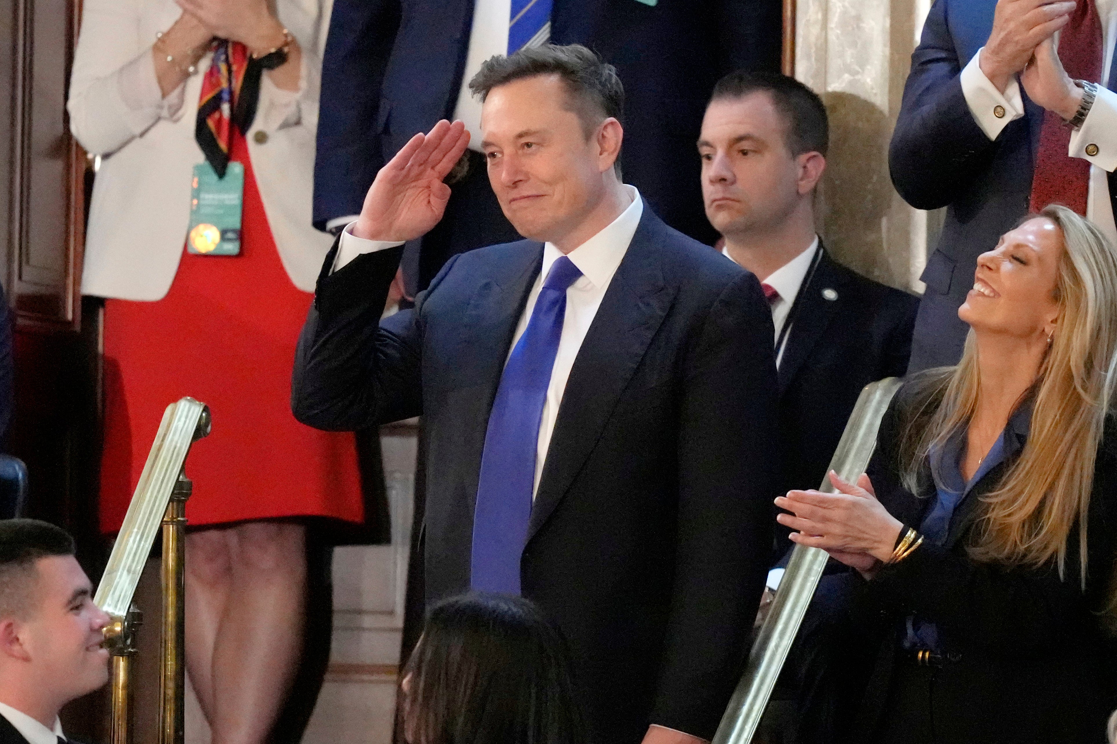 Elon Musk pozdravlja dok prihvaća aplauz republikanaca za svoje rezove doge, i stvarnih i zamišljenih