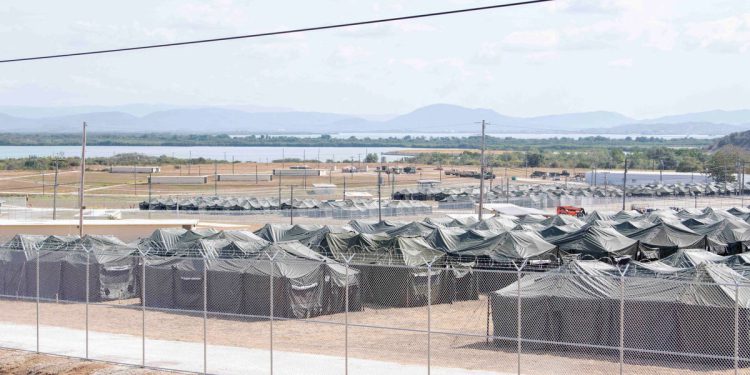 Trumpovi guantánamo fijasko porezni obveznici 16 milijuna dolara
