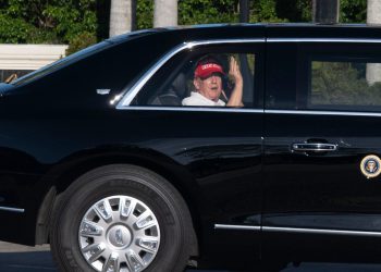 Trumpovi vikendi na Floridi golf koštaju porezne obveznike 18 milijuna dolara, kaže izvještaj – dok ponovno udara u veze