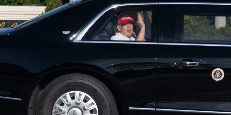 Trumpovi vikendi na Floridi golf koštaju porezne obveznike 18 milijuna dolara, kaže izvještaj – dok ponovno udara u veze