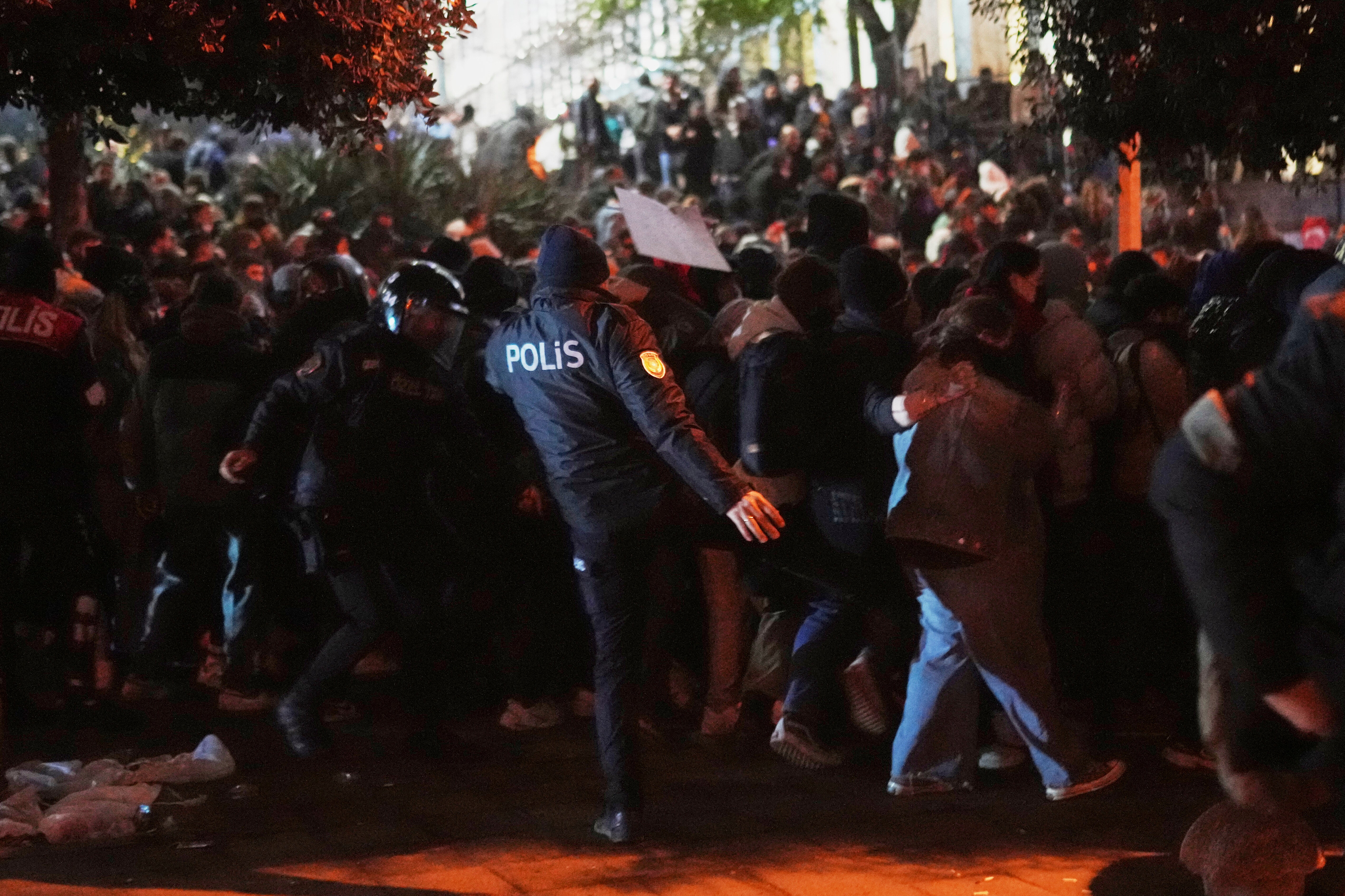 Policija je rasporedila vodene topove, suzavac, sprej za papar i ispaljivao plastične pelete na prosvjednike u Istanbulu, Ankari i Izmiru