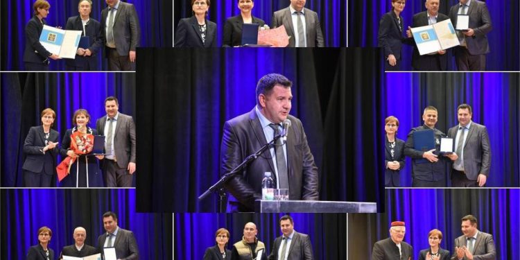 U Kaštelima svečanom sjednicom obilježen Dan grada, nagrade za životno djelo dodijeljene su Tonću Tadinu, Marinku Kovačevu, Jerku Božinu i Ivanu Vuletinu!