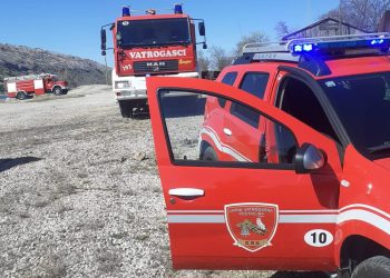 U Omišlju izgorjela kuća, krov se urušio dok je vlasnik bio u prizemlju