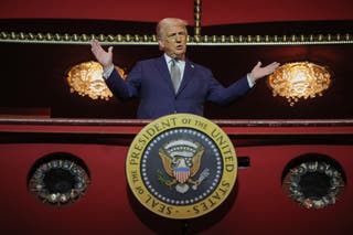 Donald Trump gestikulira dok pozira za sliku u predsjedničkoj kutiji u Centru Kennedy u Washingtonu DC