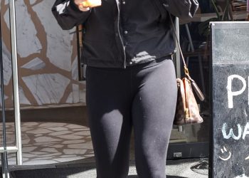 U braku na prvi pogled, mladenka Awhina Rutene pokušava taj tajni dok izađe u kafić – nakon što su ona i Adrian Araouzou nestali tijekom snimanja i zaključali produkciju