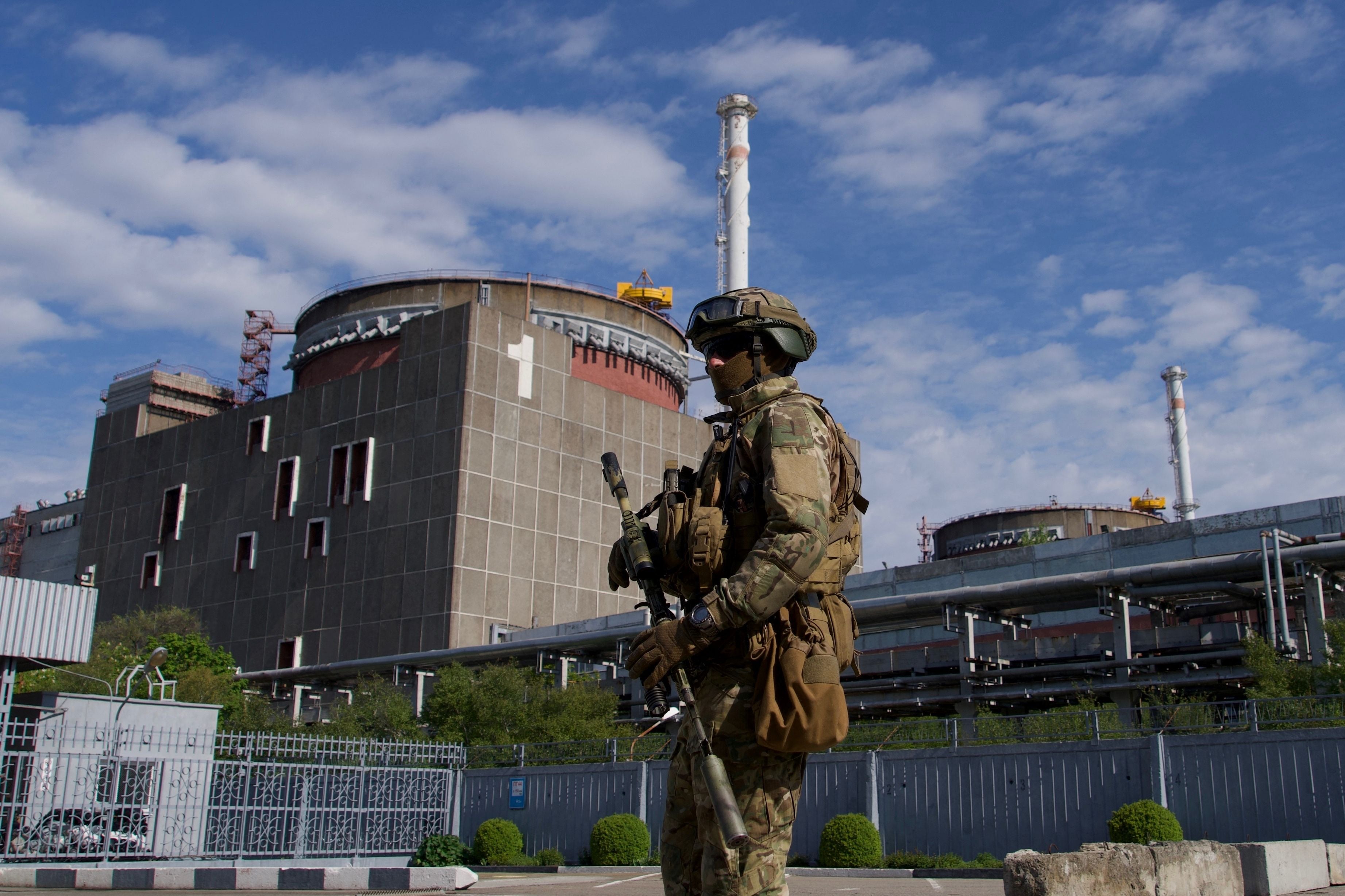 Ruski vojnik patrolira teritorij nuklearne elektrane Zaporizhzhia u Energodaru 1. svibnja 2022.
