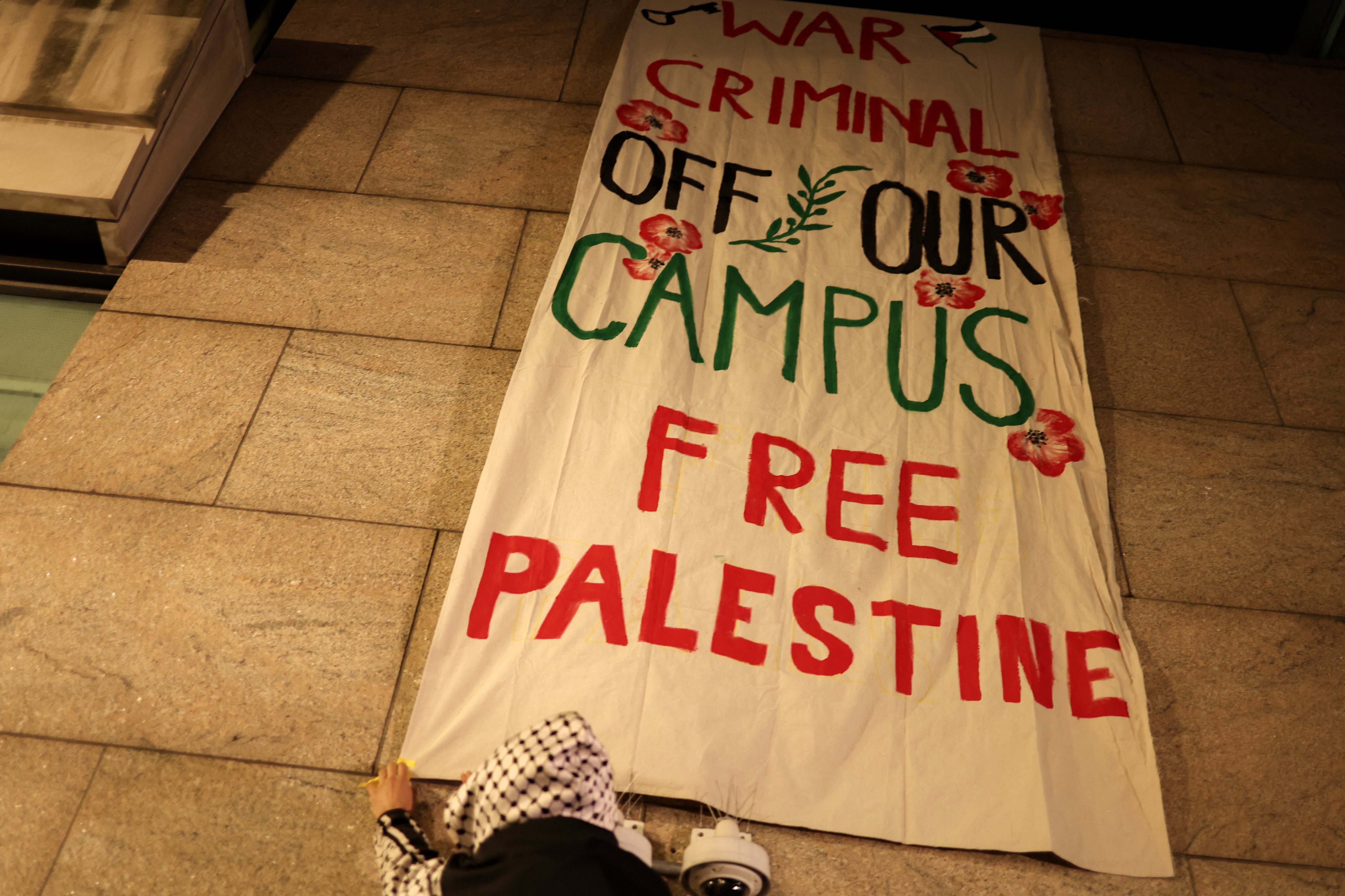 Pro-Palestinski demonstranti prosvjedovali su američku podršku izraelskom ratu u Gazi u dugotrajnim prosvjedima u kampusu na Sveučilištu Columbia u New Yorku
