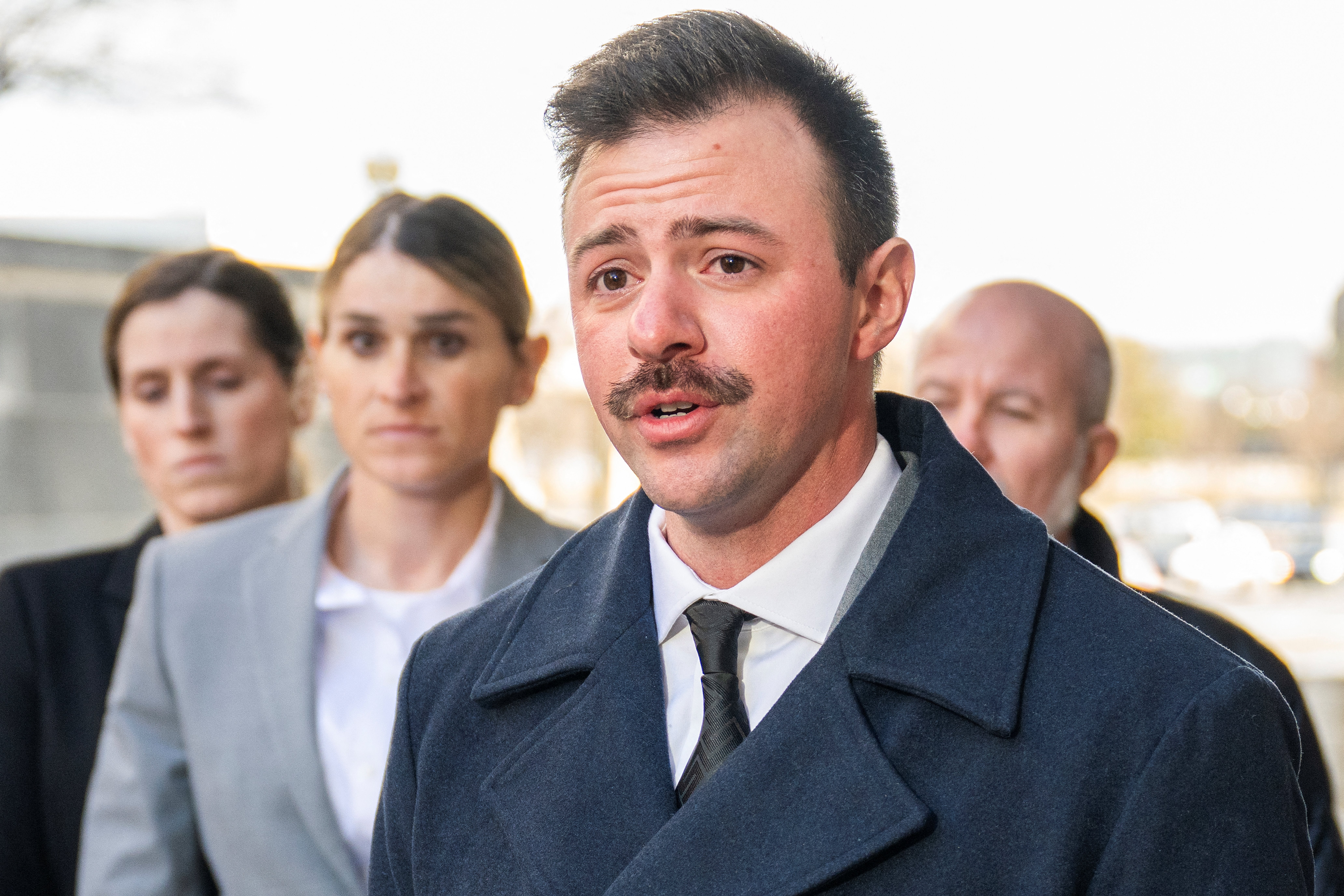 Transrodni pripadnici vojske, uključujući rezervu američke vojske, 2. potpukovnik Nicolas Talbott (centar), bili su neki od vladinih zaposlenika koji su najviše utjecali. Uprava želi izbaciti tisuće trans -trupa