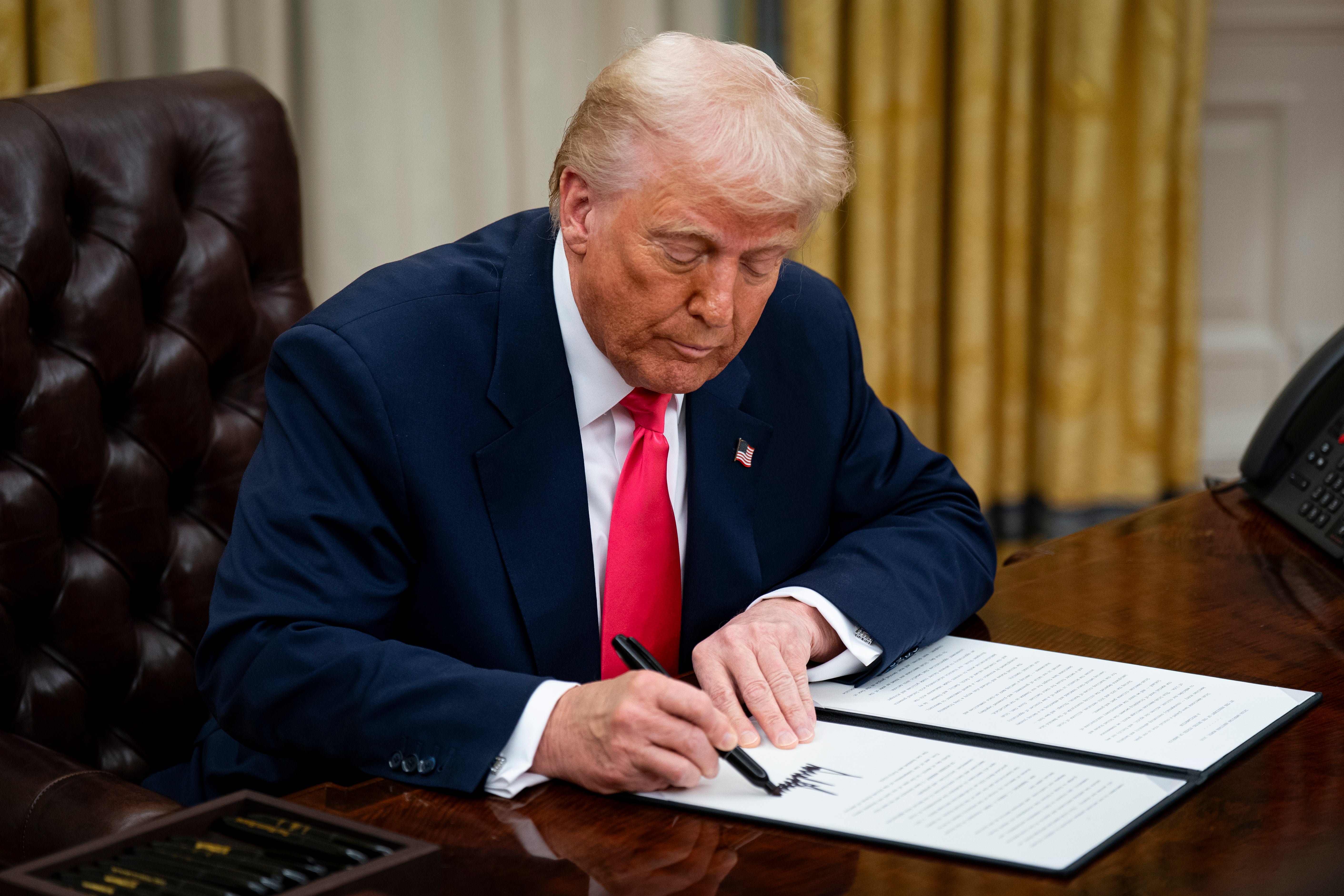 Donald Trump potpisao je izvršne naloge da oduzme dvije visoke odvjetničke tvrtke sigurnosnih odobrenja nakon njihovog rada s njegovim protivnicima