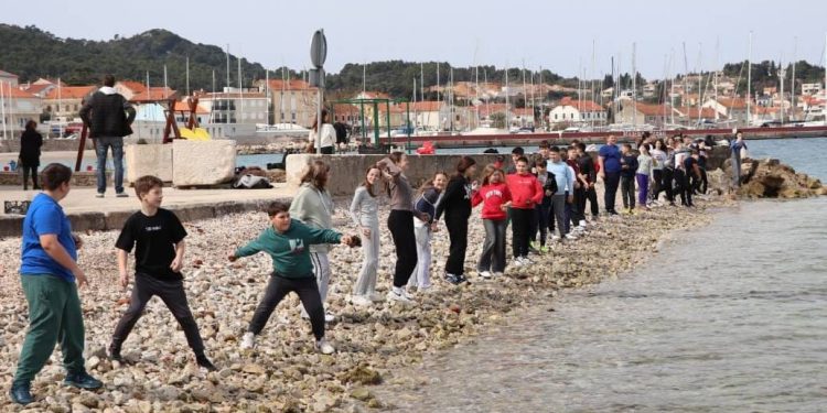 Učenici s Ugljana u more bacili više od 1000 bio kugla