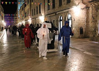 Udruga Nazbilj učinila škerac: ‘Benediktinci s Lokruma’ prošetali sa ‘Šupkom’, svijećama i tovarom (FOTO/VIDEO)