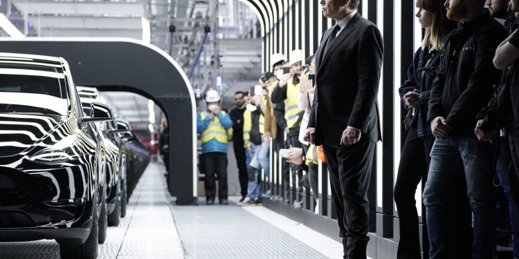 Uhićenja na prosjedu ispred trgovine Tesle u New Yorku