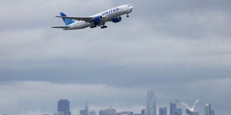 Ujedinjeni pilot napao je putnika “zatvorenog” i bio ga uhićen zbog špijenja kupaonice, kaže tužba