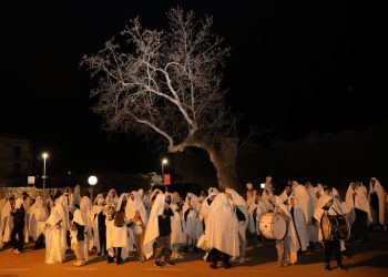 Ulicama odjekuje ‘paklena’ buka! Pokriveni bijelim lancunima, a u rukama lonci, čegrtaljke, bubnjevi… Evo detalja o ovoj neobičnoj procesiji