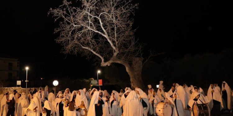 Ulicama odjekuje ‘paklena’ buka! Pokriveni bijelim lancunima, a u rukama lonci, čegrtaljke, bubnjevi… Evo detalja o ovoj neobičnoj procesiji