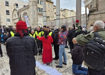 Umjetnica Arijana Lekić-Fridrih nakon burnog jutra na Peristilu: “Boje se jedne žene, izgleda da trebaju potražiti muškost na podu”