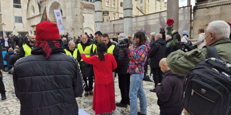 Umjetnica Arijana Lekić-Fridrih nakon burnog jutra na Peristilu: “Boje se jedne žene, izgleda da trebaju potražiti muškost na podu”