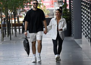 Upozorenje spojlera! Oženjeni na prvom mjestu Jeff Gobbels i Rhi Disljeković drže se za ruke u Sydneyu posljednjeg dana snimanja – dok se oprosti od ko -zvijezde Davea Hand