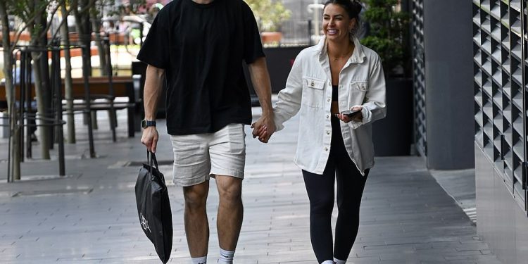 Upozorenje spojlera! Oženjeni na prvom mjestu Jeff Gobbels i Rhi Disljeković drže se za ruke u Sydneyu posljednjeg dana snimanja – dok se oprosti od ko -zvijezde Davea Hand