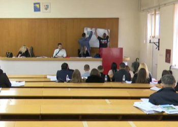 VIDEO Čapljinski vijećnik na sjednicu donio ploču i magnetiće te objašnjavao nezakonitosti i nelogičnosti Gradskog vijeća