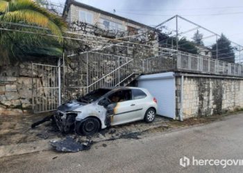 VIDEO U Trebinju zapaljen automobil Nebojše Vukanovića, za sve krivi Dodikovu vlast