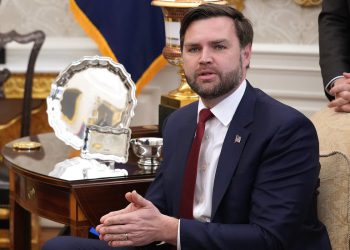 Vance kaže da američki “radi na” Ukrajinskom planu “s Rusima” nakon što Trump smanji pomoć za obranu Kijevu