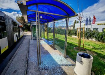 Vandali u akciji: Oštećena autobusna stanica u Splitu