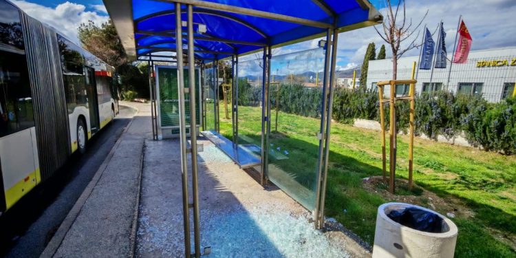 Vandali u akciji: Oštećena autobusna stanica u Splitu