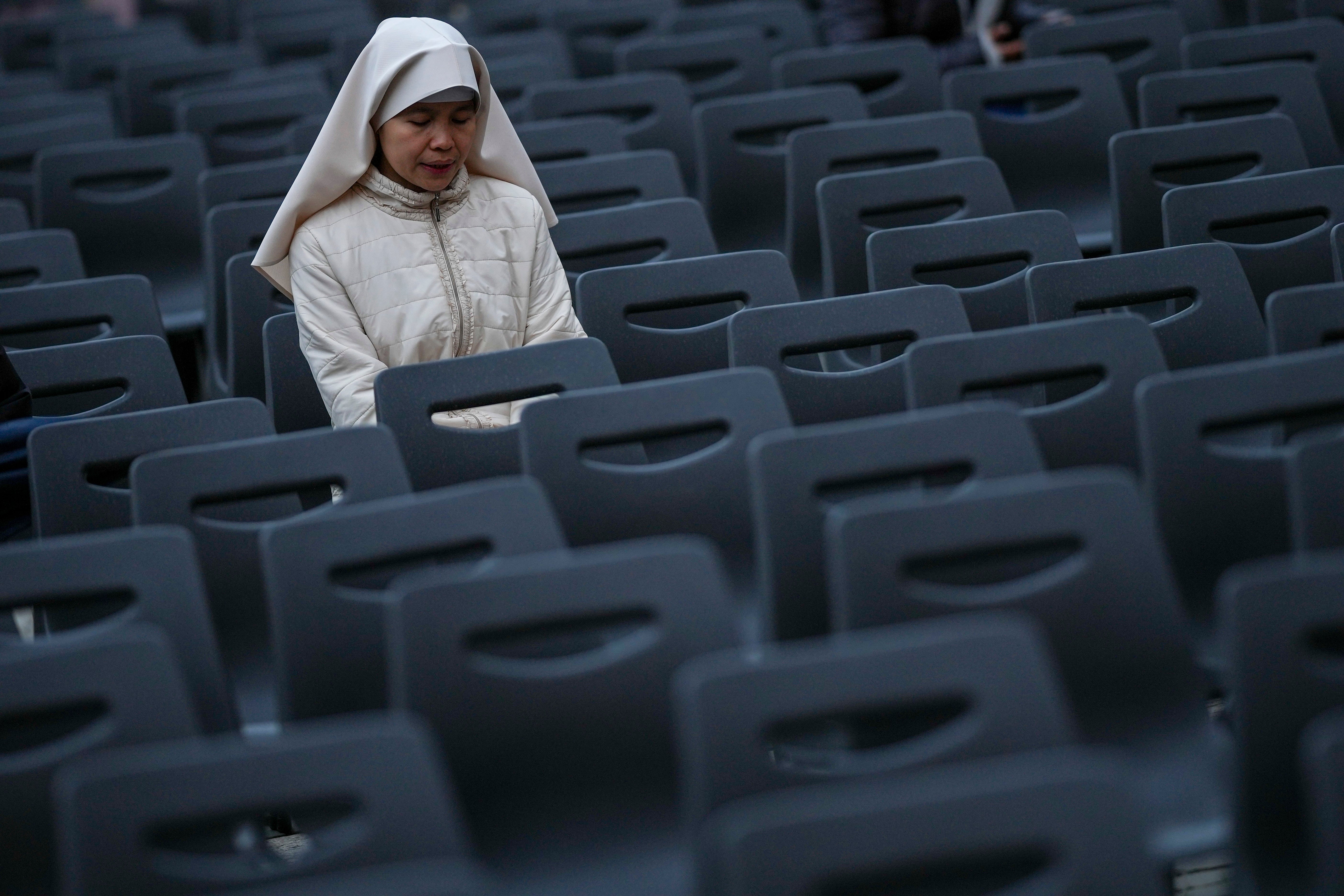 Nun prisustvuje molitvi krunice za Francis na Trgu Vatikana