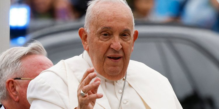 Vatikan kaže da Papa pokazuje “lagano poboljšanje” kako se hospitalizacija nastavlja