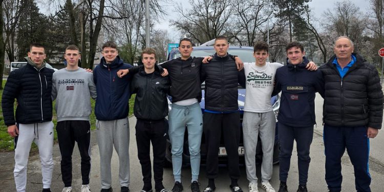 Veslači VK "Krka" na natjecanju u Zagrebu