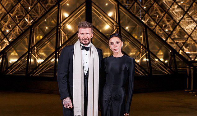 Victoria i David Beckham pridružuju se Gigi Hadid, Keira Knightley i Rosie Huntington-Whiteley na blistavoj večeri Louvre Gala kako bi započeli Paris Week Fashion Week