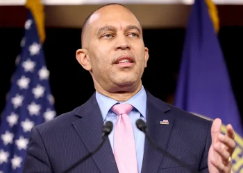 Vođa manjine kuće Jeffries kaže da je veleposlanik Ogles neće ukloniti Dems iz odbora