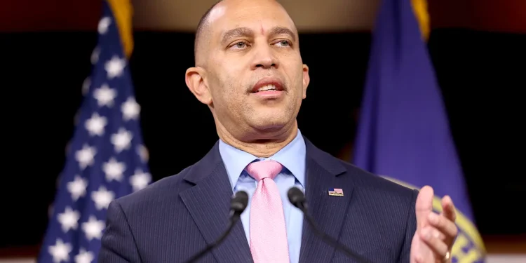 Vođa manjine kuće Jeffries kaže da je veleposlanik Ogles neće ukloniti Dems iz odbora