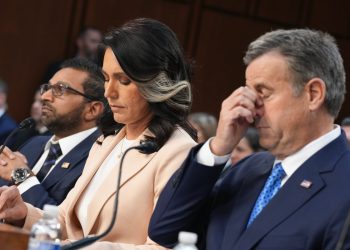 Vrhunski demokrat poziva Hegseth i Walz da podnese ostavku i uništi Gabbarda zbog propuštanja signalnog rata