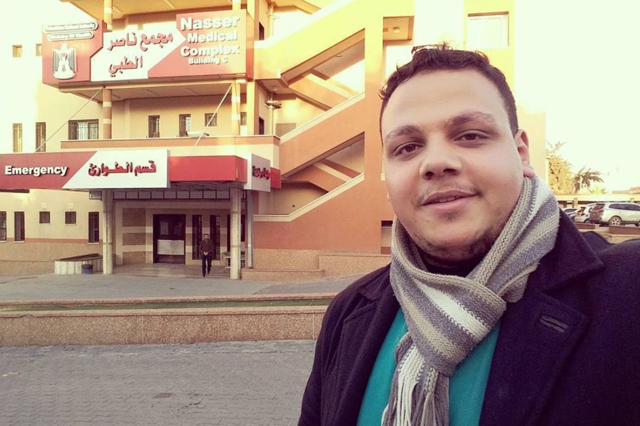 Dr Khaled al-Serr, kirurg u bolnici Al-Nasser u Khanu Younisu, tvrdi da je oduzet goli zajedno s četvero drugih i prisiljen djelovati kao ljudski štit unutar Gaze prije nego što je odveden u pritvorski centar