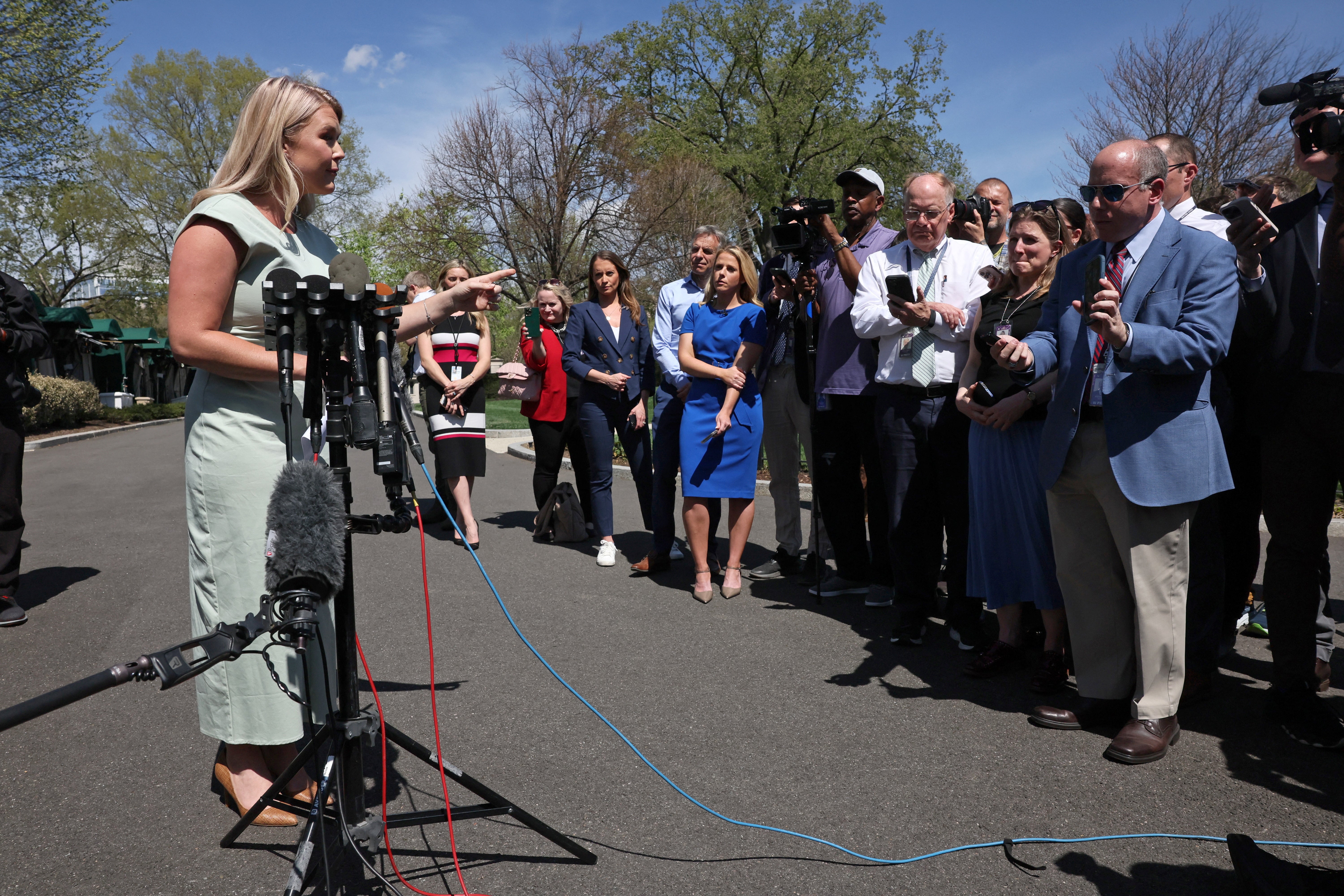 Tiskovna tajnica Bijele kuće Karoline Leavitt razgovara s neovisnim Andrewom Feinbergom i ostalim članovima novinskih medija u Bijeloj kući u Washingtonu, DC, 31. ožujka