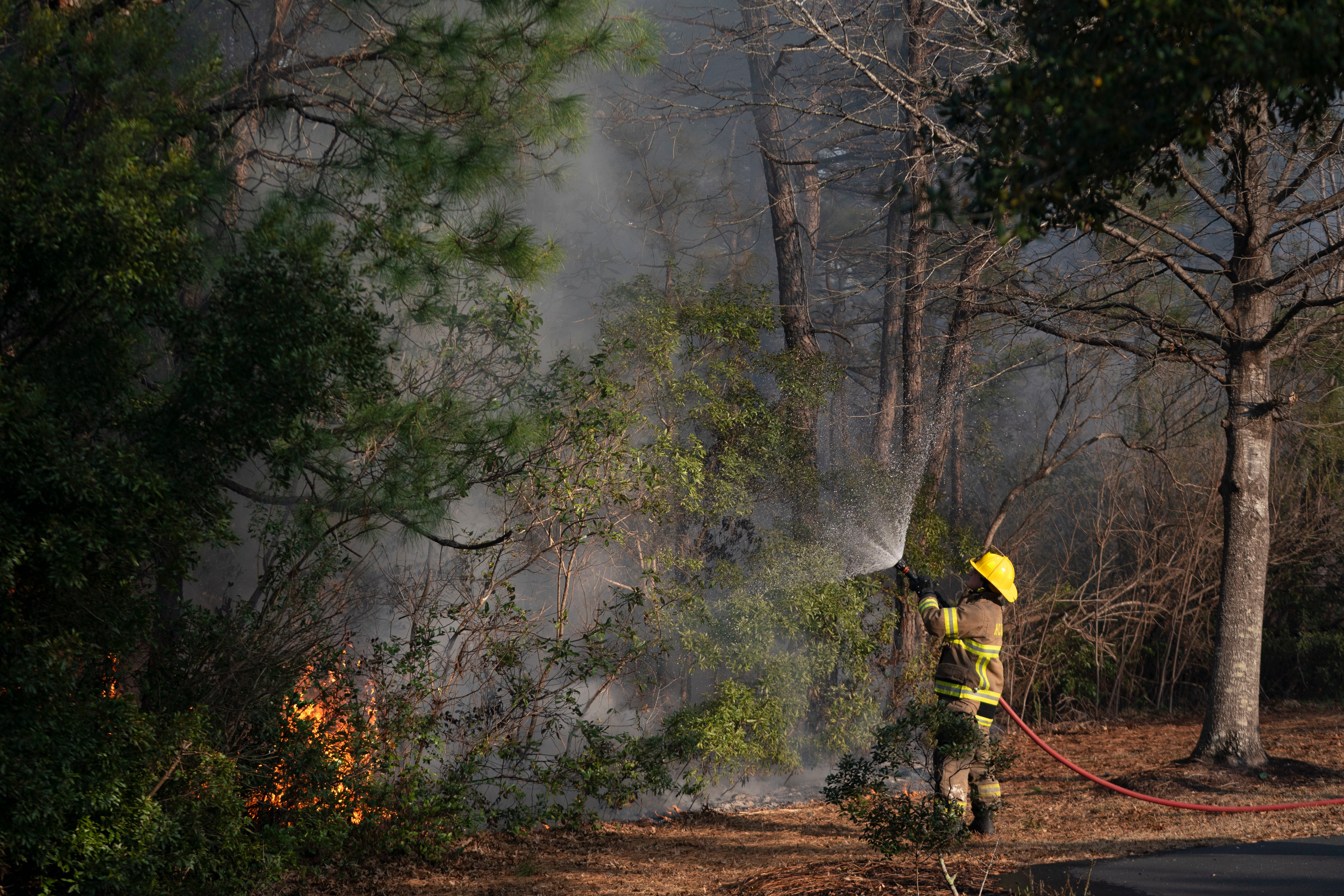 Vatrogasac se bori s bljeskom u susjedstvu Carolina Forest 2. ožujka 2025. u plaži Myrtle u Južnoj Karolini