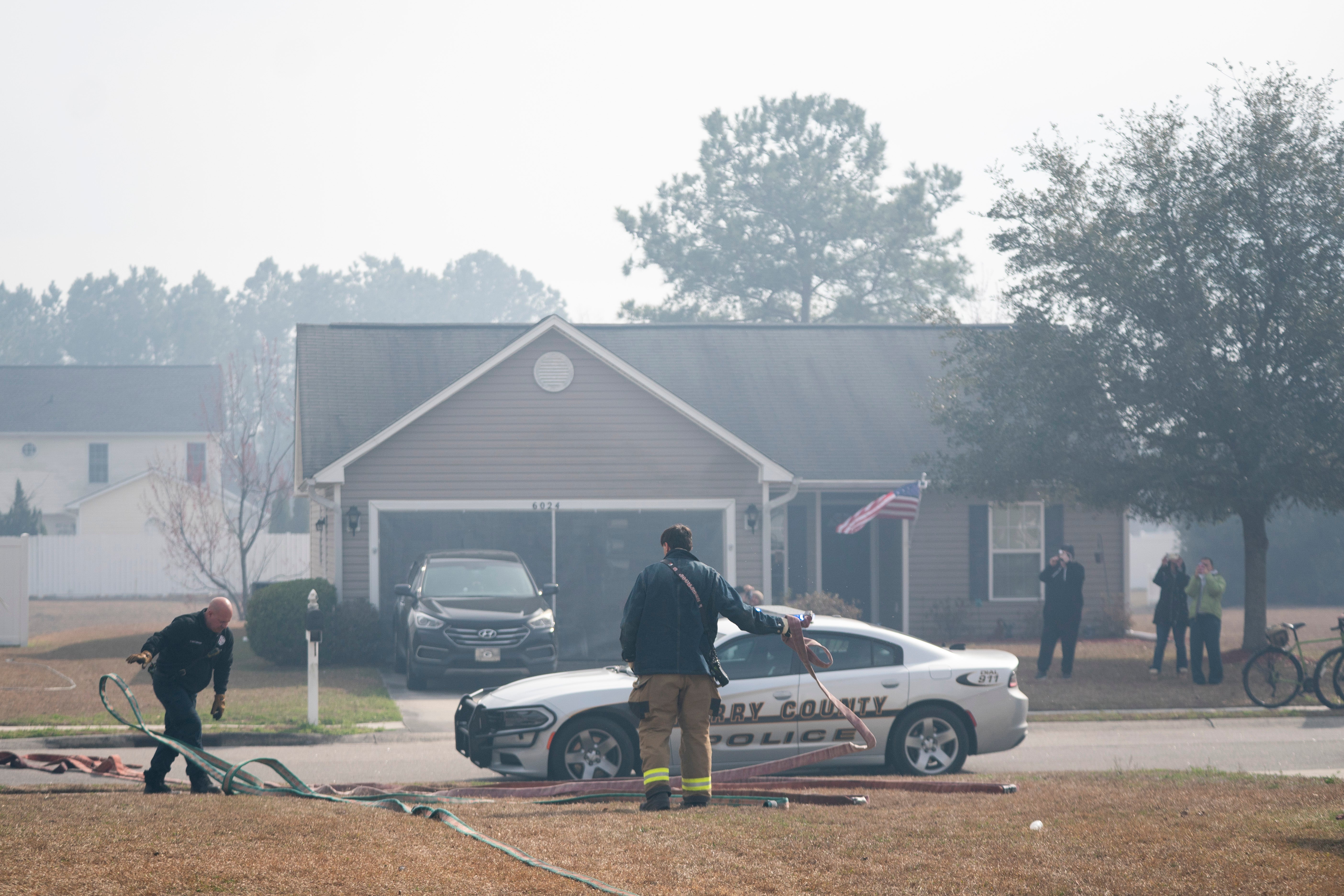 Vatrogasci organiziraju crijeva u susjedstvu Carolina Forest 2. ožujka 2025. u Myrtle Beachu u Južnoj Karolini