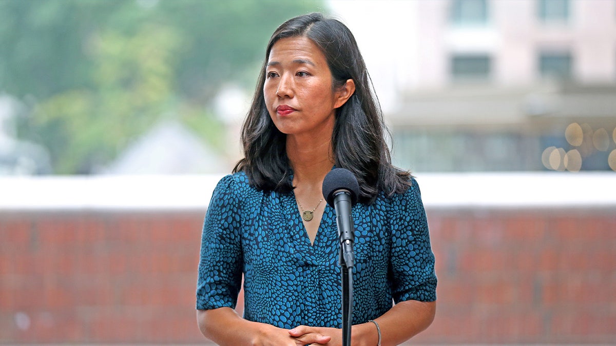 Gradonačelnica Michelle Wu nosi plavi vrh