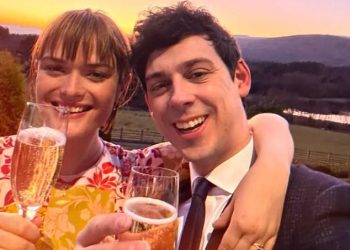 X Factor i Dancing on Ice Star otkriva da je zaručen za svoju djevojku modela nakon 10 godina zajedno, jer njegov zaručnik dijeli pogled na romantični prijedlog