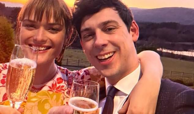 X Factor i Dancing on Ice Star otkriva da je zaručen za svoju djevojku modela nakon 10 godina zajedno, jer njegov zaručnik dijeli pogled na romantični prijedlog